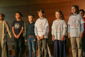Sammle Bühnenerfahrung im Schauspiel und Chorgesang